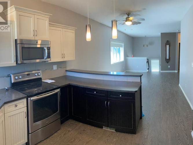 Upper For Rent Main - 129 Bowman Circle, Sylvan Lake, 3 Bedrooms, 2 Bathrooms