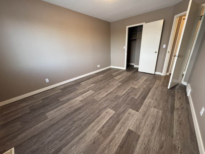 Duplex For Rent 25 Westwood Court, Sylvan Lake, 2 Bedrooms, 1.5 Bathrooms