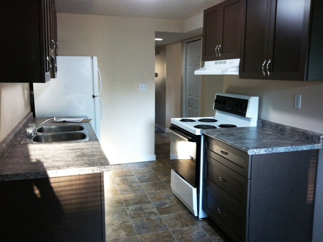 Fourplex For Rent B, 5827-52 Avenue, Red Deer, 3 Bedrooms, 1 Bathroom