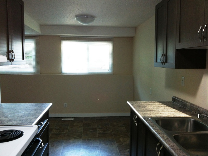 Fourplex For Rent B, 5827-52 Avenue, Red Deer, 3 Bedrooms, 1 Bathroom