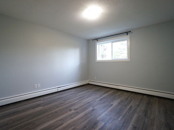 Apartment For Rent 102, 5313 - 49 Ave, Lacombe, 2 Bedrooms, 1 Bathroom