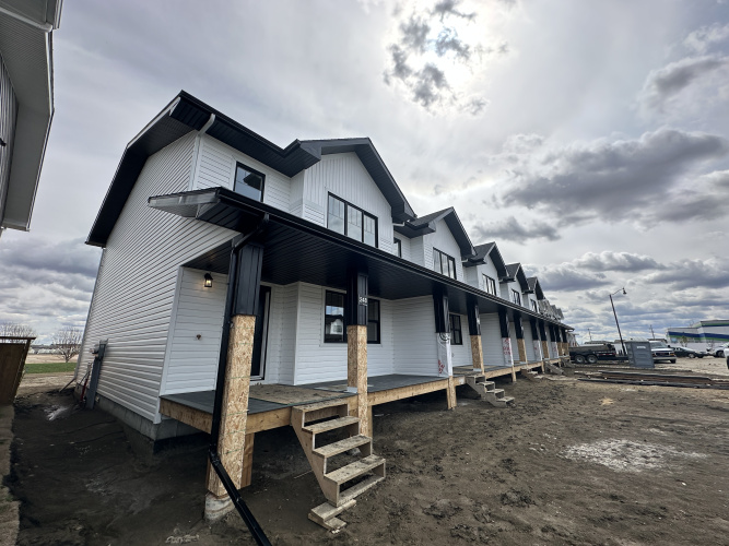 Townhouse For Rent 246 Halifax Close, Penhold, 3 Bedrooms, 2.5 Bathrooms