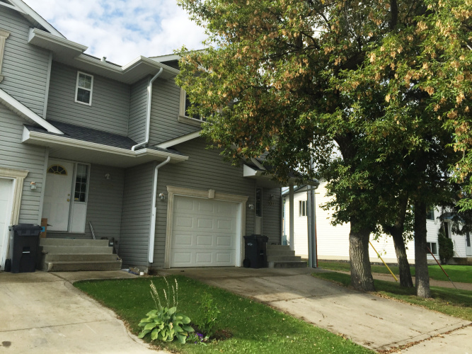 Townhouse For Rent 5011 48 Ave, Sylvan Lake, 3 Bedrooms, 2.5 Bathrooms