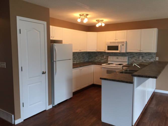 Townhouse For Rent 5011 48 Ave, Sylvan Lake, 3 Bedrooms, 2.5 Bathrooms