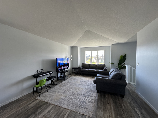 House For Rent 215 Thomlison Ave, Red Deer, 4 Bedrooms, 3 Bathrooms