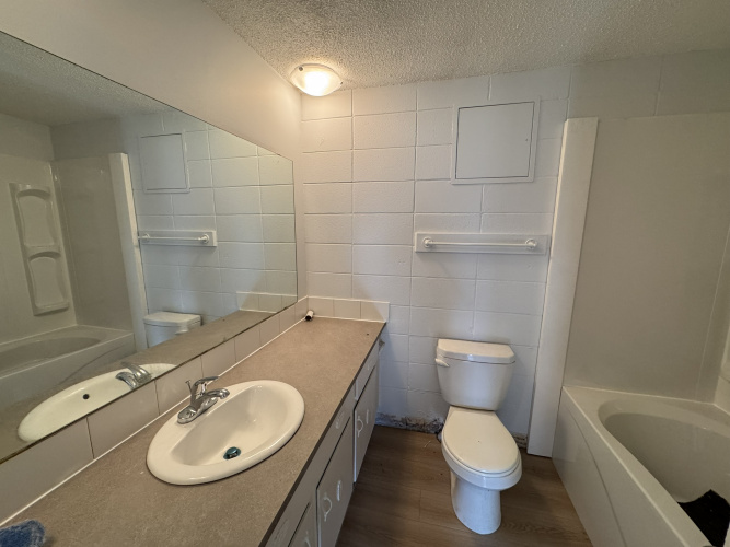 Apartment For Rent 201 - 12 Selkirk Blvd, Red Deer, 2 Bedroom, 1 Bathroom