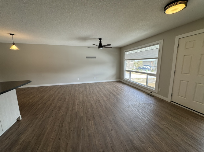 Upper For Rent 70 Valley Cres, Lacombe, 3 Bedroom, 2 Bathroom
