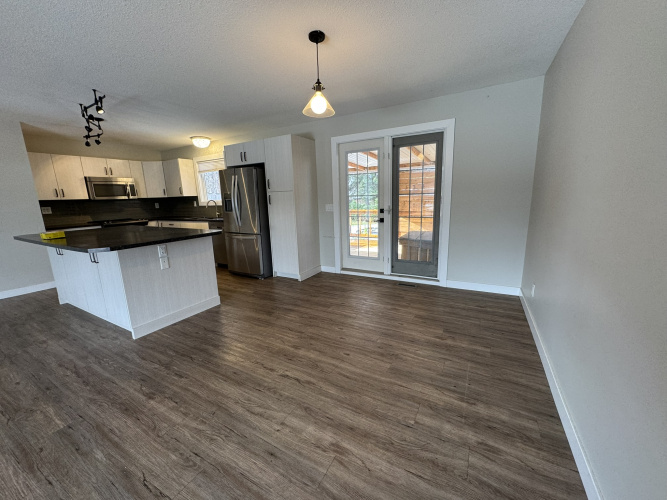 Upper For Rent 70 Valley Cres, Lacombe, 3 Bedroom, 2 Bathroom