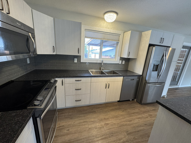 Upper For Rent 70 Valley Cres, Lacombe, 3 Bedroom, 2 Bathroom