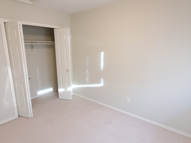 Townhouse For Rent 145 Old Boomer Road, Sylvan Lake, 3 Bedrooms, 1.5 Bathrooms