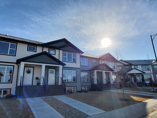 Townhouse For Rent 33 Hawthorn Place, Sylvan Lake, 3 Bedrooms, 2.5 Bathrooms